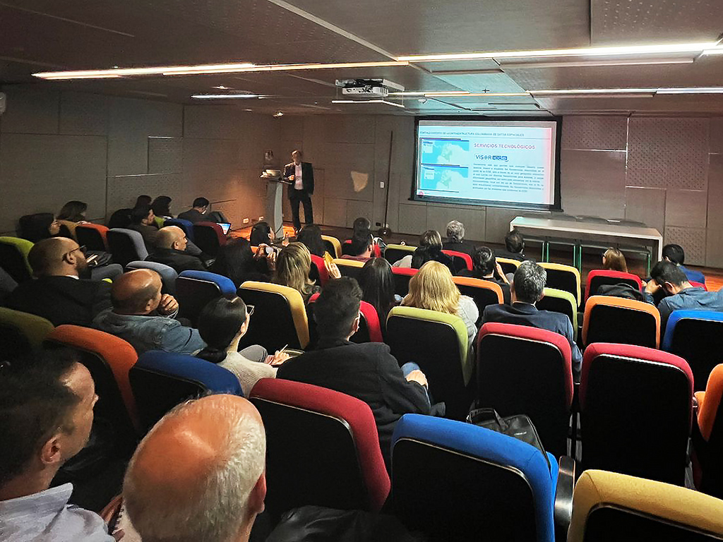 Presentación Servicios Tecnológicos ICDE por parte del subdirector de sistemas de información del IGAC, Ing. Oswaldo Ibarra