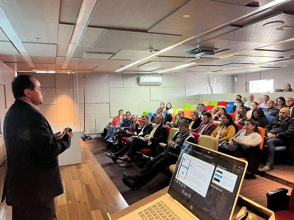 Presentación Servicios Tecnológicos ICDE por parte del subdirector de sistemas de información del IGAC, Ing. Oswaldo Ibarra