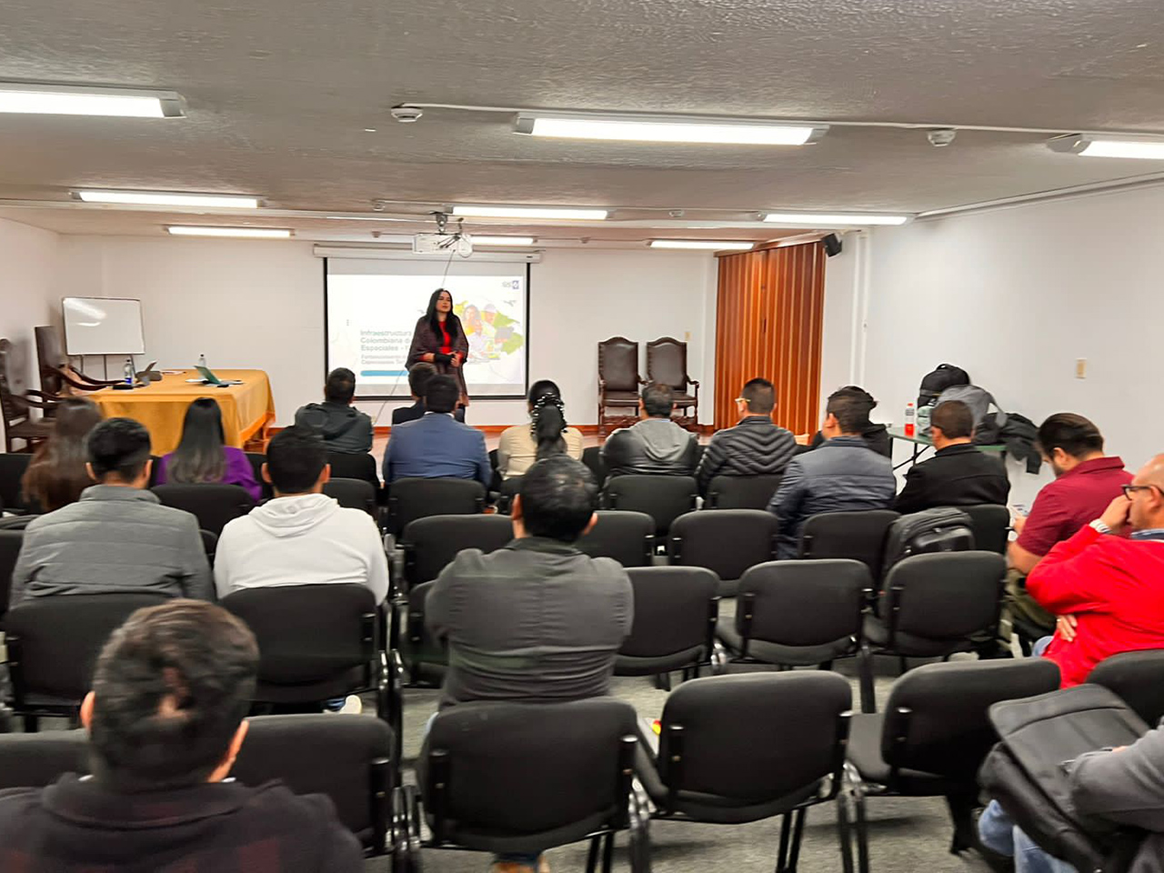 Presentación ICDE por parte de la Consultora Lorena Fortich